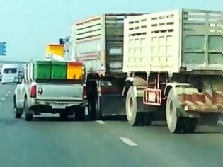Φωτογραφία για Τρελή κόντρα! Αγροτικό εναντίον φορτηγού... Ποιος θα κερδίσει; [video]