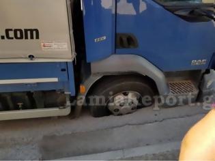 Φωτογραφία για Φορτηγό βούλιαξε με τη μπροστινή ρόδα στο οδόστρωμα (φωτογραφίες)