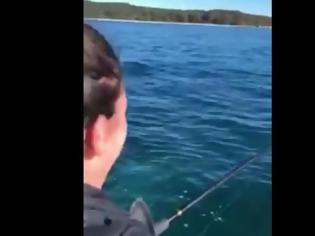 Φωτογραφία για Χταπόδι εναντίον ψαράδων: Τους «τύφλωσε» το μελάνι [Video]