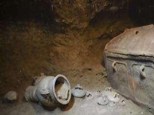 Φωτογραφία για Ιεράπετρα: Στο φως ασύλητος θαλαμοειδής τάφος με λάρνακα και σκελετούς