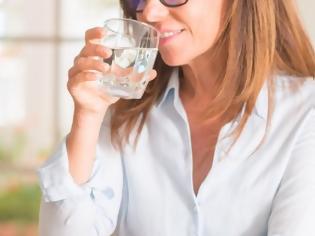Φωτογραφία για Πίνετε νερό όταν τρώτε; Δείτε πώς επηρεάζεται το σάκχαρο