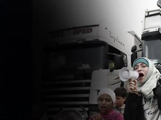 Φωτογραφία για «Ξέφραγο αμπέλι» η Ελλάδα - Λαθρομετανάστες έκλεισαν την Αθηνών-Λαμίας και επιτέθηκαν με ρόπαλα στους διερχόμενους οδηγούς! - Βίντεο