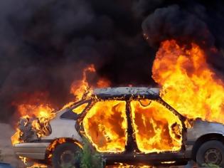 Φωτογραφία για Μύκονος: Αυτοκίνητο τυλίχθηκε στις φλόγες εν κινήσει!