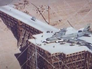 Φωτογραφία για Τι δουλειά έχει ένα B-52 επάνω σε μια εξέδρα κατασκευασμένη εξ ολοκλήρου από ξύλο;