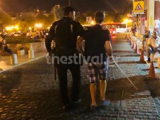 Φωτογραφία για Αστυνομικός της ΖΗΤΑ βοηθά νεαρό με πρόβλημα όρασης να φτάσει στον προορισμό του