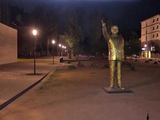 Φωτογραφία για Έστησαν χρυσό άγαλμα του Ερντογάν στο Βιζμπάντεν και κάποιοι έγραψαν «Fuck you»