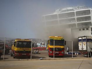 Φωτογραφία για «Ελευθέριος Βενιζέλος»: Θα καίει για άλλες δυο-τρεις ημέρες η φωτιά στο πλοίο