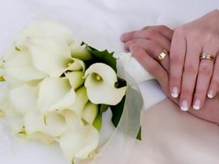 Φωτογραφία για Τί συμβολίζει η τριπλή αλλαγή των δακτυλιδιών στα χέρια του γαμπρού και της νύφης; - Συμβολισμοί στο μυστήριο του γάμου
