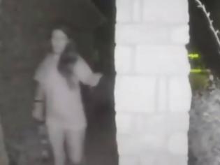 Φωτογραφία για Λύθηκε το μυστήριο με την ημίγυμνη γυναίκα που χτυπούσε κουδούνια στη μέση της νύχτας [video]
