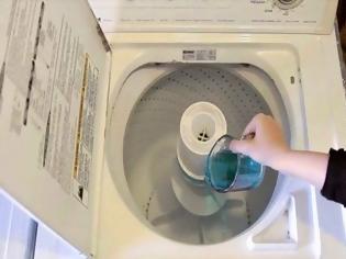 Φωτογραφία για Δεν πάει το μυαλό σου: Δες για ποιο ΑΠΙΣΤΕΥΤΟ λόγο ρίχνει στοματικό διάλυμα στο πλυντήριο... [video]