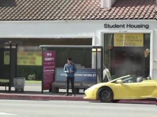 Φωτογραφία για Περίμενε στην στάση του λεωφορείου όταν ξαφνικά... [video]