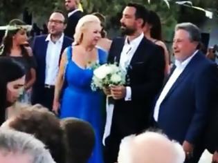 Φωτογραφία για ΤΩΡΑ - Τανιμανίδης – Μπόμπα: Οι πρώτες εικόνες του γάμου - Ο γαμπρός χόρεψε ποντιακά ενώ περίμενε τη νύφη [video]