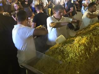 Φωτογραφία για Στη Νάξο τηγάνισαν 625 κιλά πατάτες και κατέρριψαν το ρεκόρ Γκίνες!