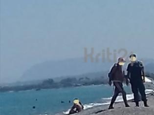 Φωτογραφία για Χανιά: Η αστυνομία απομάκρυνε γυμνιστή από παραλία