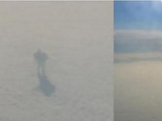 Φωτογραφία για ΤΡΕΛΟ: Επιβατικό Αεροσκάφος φωτογράφισε έναν 'άνθρωπο να περπατάει στα σύννεφα;  [photos]