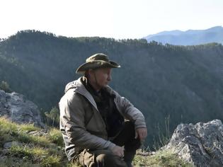 Φωτογραφία για Ο Πούτιν κάνει διακοπές στο βουνό - Στα χακί και με ραβδί περιπάτου
