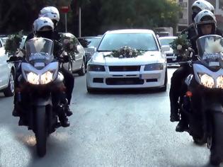 Φωτογραφία για Με τη συνοδεία μηχανών της ομάδας ΔΙ.ΑΣ και σειρήνες ο γάμος της Αστυνομικού στην Κοζάνη – (βίντεο και φωτο)