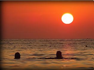 Φωτογραφία για Ποια Σαντορίνη; Στο Κίνι το πιο Μαγευτικό ηλιοβασίλεμα. Οι εικόνες «μιλούν» από μόνες τους