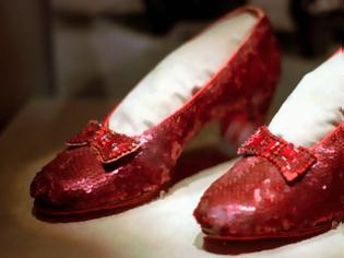 Φωτογραφία για ΗΠΑ: Βρέθηκαν 13 χρόνια μετά τα θρυλικά κόκκινα παπούτσια της Τζούντι Γκάρλαντ