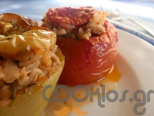 Φωτογραφία για Η συνταγή της Ημέρας: Ντομάτες και πιπεριές γεμιστές με τόνο