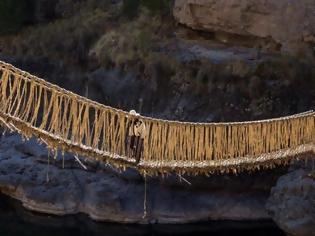 Φωτογραφία για Μια γέφυρα που κατασκευάζεται κάθε χρόνο από γρασίδι!