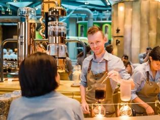 Φωτογραφία για φωτογραφίες από το πρώτο κατάστημα της Starbucks στην Ιταλία που ανοίγει αύριο