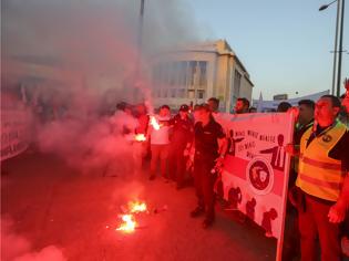 Φωτογραφία για Με πυρσούς διαμαρτυρήθηκαν οι ένστολοι - Συμμετείχαν και αστυνομικοί της Εύβοιας! (ΦΩΤΟ & ΒΙΝΤΕΟ)