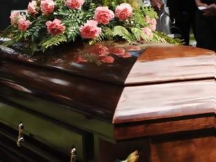 Φωτογραφία για Πάπας αρνήθηκε να τελέσει κηδεία 44χρόνης - Η άτυχη ταλαιπωρήθηκε και μετά θάνατον!