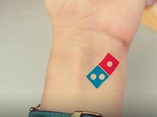 Φωτογραφία για Πανικός στη Ρωσία: Η Domino's Pizza χαρίζει δωρεάν πίτσα για πάντα έναντι τατουάζ