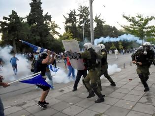 Φωτογραφία για Επεισόδια και ξύλο στη ΔΕΘ ανάμεσα σε διαδηλωτές και ΜΑΤ (LIVE ΕΙΚΟΝΑ)