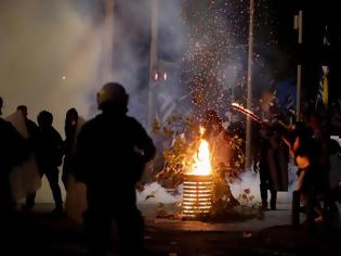 Φωτογραφία για ΔΕΘ: Μέσα αποθέωση, έξω “πόλεμος”! Άγρια επεισόδια με ακροδεξιούς στο κέντρο της Θεσσαλονίκης – video