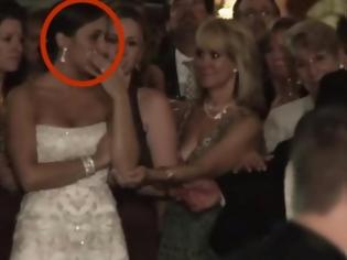Φωτογραφία για Όταν η νύφη βλέπει το γαμπρό να φιλάει αυτή τη γυναίκα μπροστά της, αρχίζει να κλαίει!