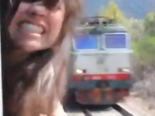 Φωτογραφία για Βίντεο που σοκάρει - Παραλίγο να την αποκεφαλίσει το τρένο