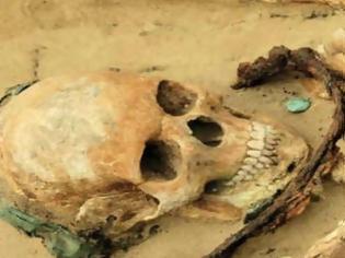 Φωτογραφία για «Τάφοι βαμπίρ»: Αρχαιολόγοι στην Πολωνία βρίσκουν πτώματα που έχουν θαφτεί με δρεπάνια γύρω από το λαιμό τους