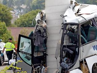 Φωτογραφία για Λεωφορείο σφηνώθηκε σε γέφυρα – Πέντε νεκροί και είκοσι τραυματίες