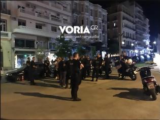Φωτογραφία για Άγρια συμπλοκή μεταξύ νεαρών στο κέντρο της Θεσσαλονίκης – Οκτώ προσαγωγές