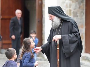 Φωτογραφία για Πώς να χαιρετούμε έναν κληρικό