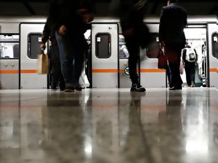 Φωτογραφία για Πτώση γυναίκας στις ράγες του Μετρό και διακοπή δρομολογίων