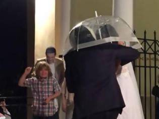 Φωτογραφία για ΕΓΙΝΕ ΚΙ ΑΥΤΟ: Καλαμάτα: Ζευγάρι πήγε στο γάμο με ομπρέλα για να «προφυλαχτεί» από το ρύζι - Με κράνος ο γαμπρός