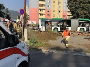Φωτογραφία για Σύγκρουση τρένου με λεωφορείο στην Αυστρία: Ένας νεκρός και 11 τραυματίες