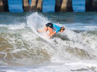 Φωτογραφία για Η 16χρονη σέρφερ που «δαμάζει τα κύματα» κέρδισε $100,000 σε 7 μήνες!