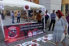 «Ο Ερντογάν είναι ανεπιθύμητος»: Διαδήλωση κατά του Τούρκου προέδρου στη Στουτγκάρδη