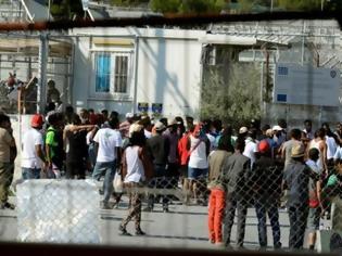 Φωτογραφία για «Αδειάζει» η Μόρια από «μετανάστες» - Τους στέλνουν σε Θεσσαλονίκη, Ιωάννινα και Πρέβεζα