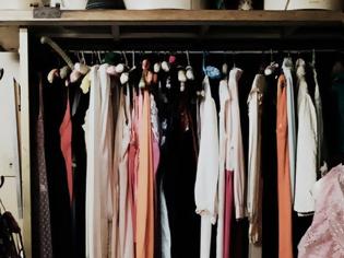 Φωτογραφία για Πώς θα μαζέψεις τα καλοκαιρινά ρούχα και θα τα αποθηκεύσεις γρήγορα και με ασφάλεια