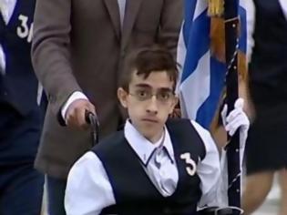 Φωτογραφία για ΠΑΝΕΛΛΗΝΙΑ συγκίνηση: Εφυγε ο 20χρονος Κωνσταντίνος Κριτζάς - Σημαιοφόρος στο αναπηρικό αμαξίδιο, είχε μπει στη Νομική