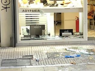 Φωτογραφία για Βίντεο ΣΟΚ-Νεκρός ο ληστής κοσμηματοπωλείου του κέντρου της Αθήνας που επιχείρησε να διαφύγει σπάζοντας τη τζαμαρία.