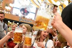 Ξεκίνησε το περίφημο Oktoberfest - «Πλημμύρισαν» μπύρα και λουκάνικα οι δρόμοι του Μονάχου