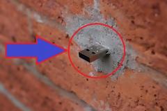 ΑΠΙΣΤΕΥΤΟ: Είδε ένα στικάκι καρφωμένο στον τοίχο - Όταν το ένωσε στο pc δεν φαντάζεστε τι βρήκε μέσα... [photos]