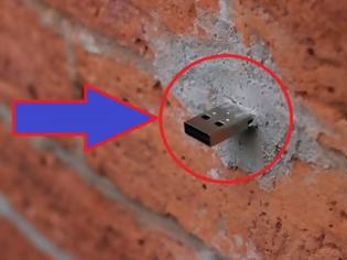 Φωτογραφία για ΑΠΙΣΤΕΥΤΟ: Είδε ένα στικάκι καρφωμένο στον τοίχο - Όταν το ένωσε στο pc δεν φαντάζεστε τι βρήκε μέσα... [photos]