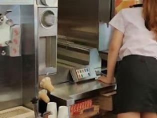 Φωτογραφία για Ουρές πελατών για μια…σερβιτόρα! Δείτε γιατί και θα γουρλώσετε τα μάτια… [photos - video]